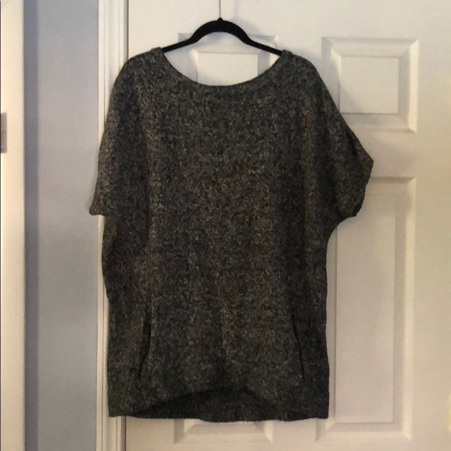 Short Sleeve Sweater With Pockets!